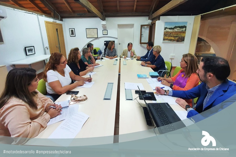 AE Chiclana asistió a la Mesa de Calidad del Destino para analizar la temporada turística y la implantación del Sistema Integral de Calidad Turística.
