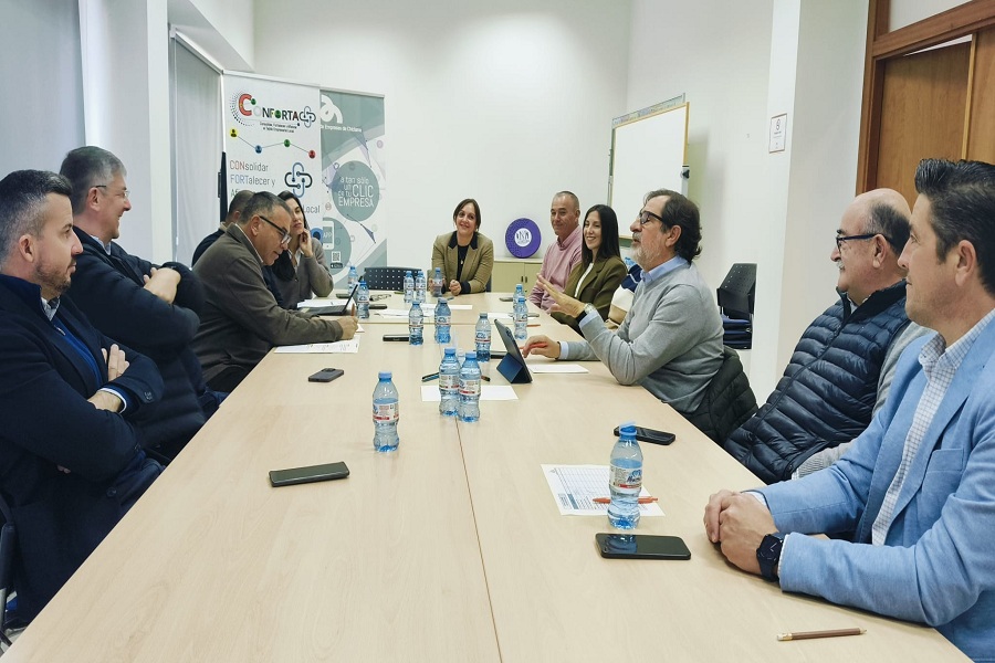 La nueva junta directiva de AEChiclana celebra su primera reunión tras su reelección.